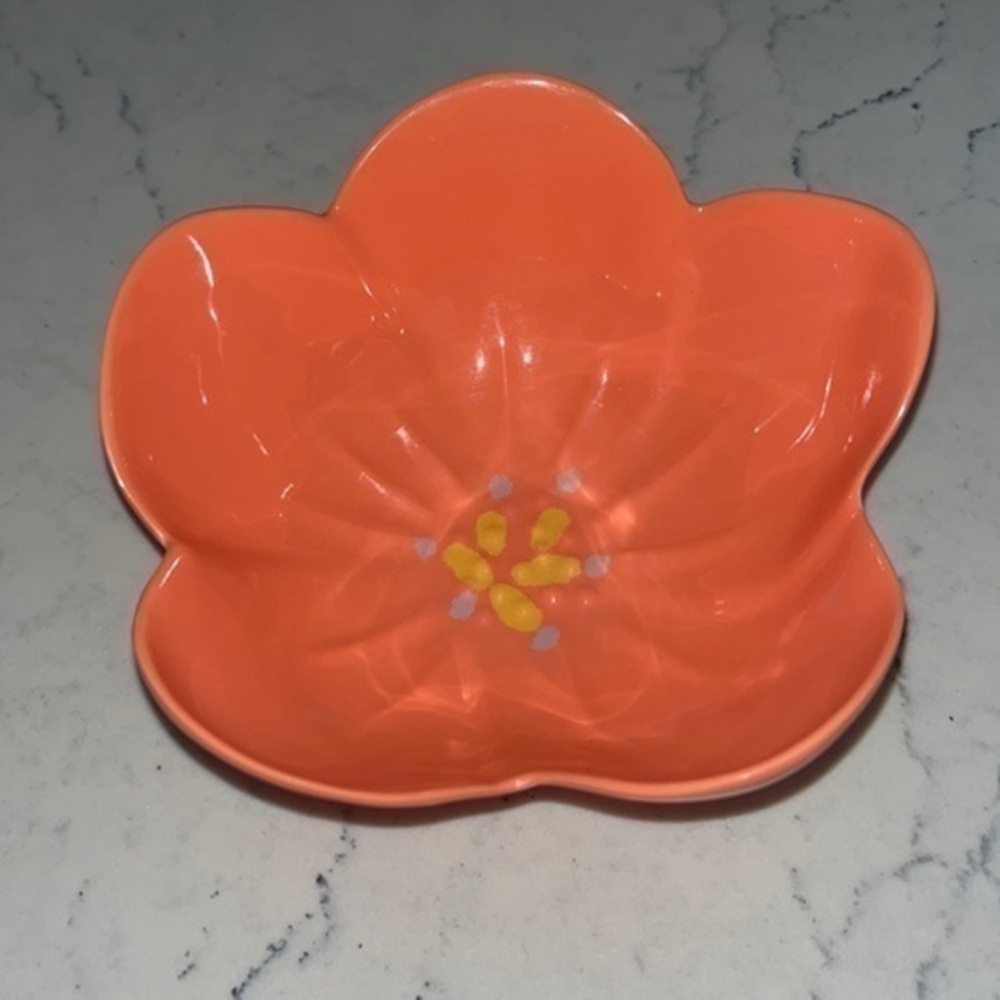 Spritz flower bowl . NWT . Dishwasher safe